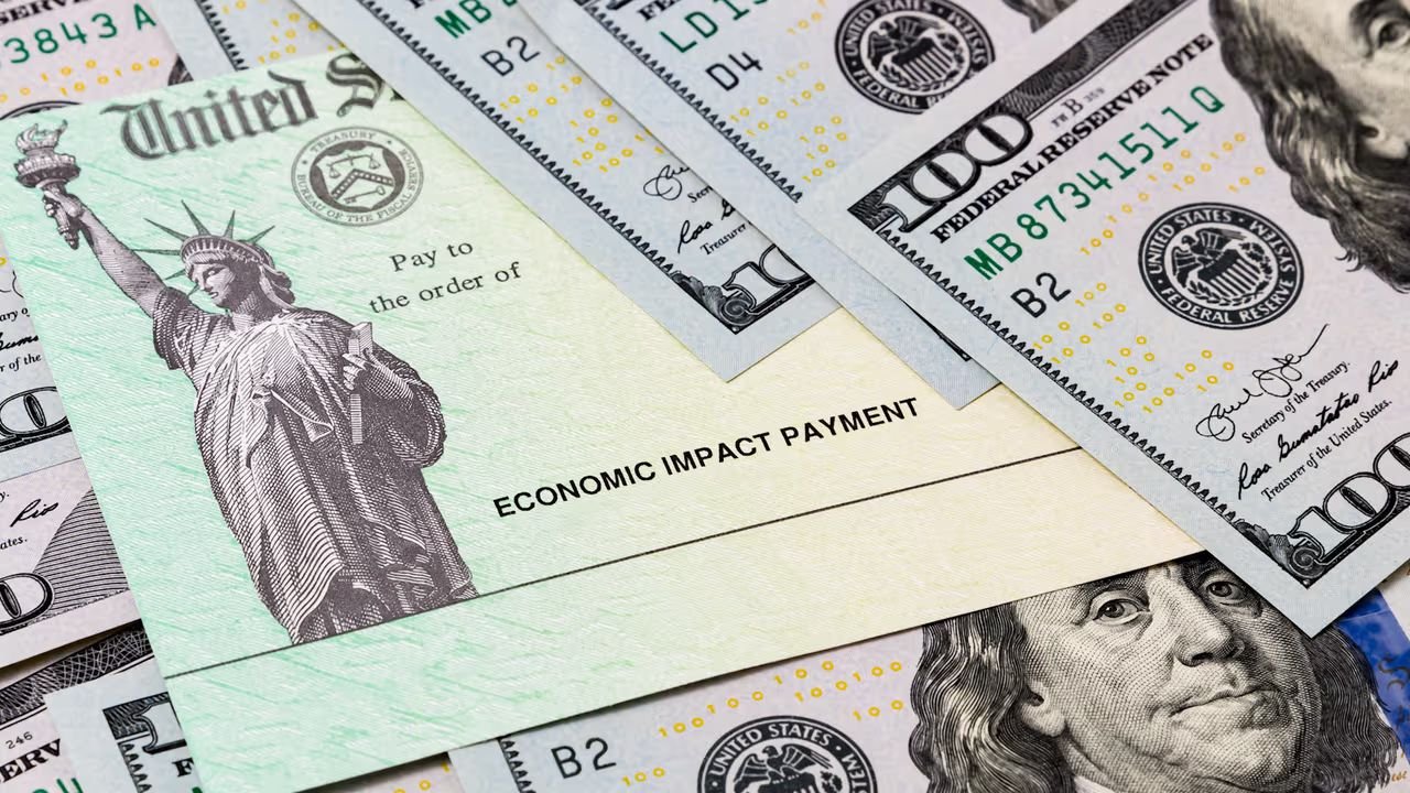 El IRS aprueba un depósito directo de $2,000 para diciembre de 2025. Consulta requisitos de elegibilidad, fechas de pago y cómo reclamarlo.